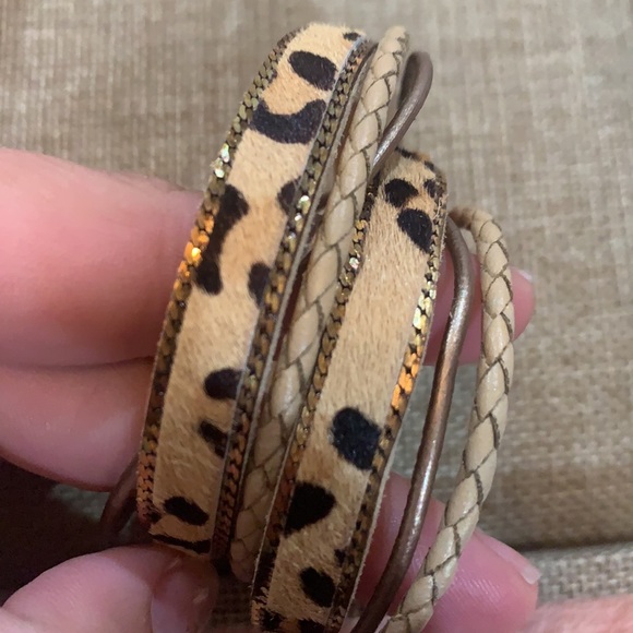 Two layered bracelets. Leopard print and silver - Picture 4 of 9